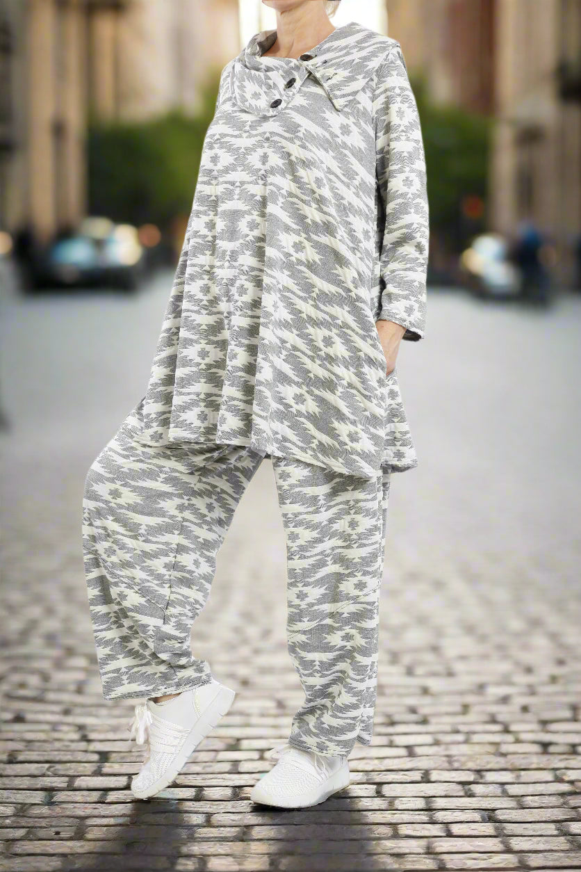 Damen Loungewear Set mit Aztec-Muster – Rollkragen Zweiteiler aus Weicher Viskose für den Winter - Naveed Mode GmbH