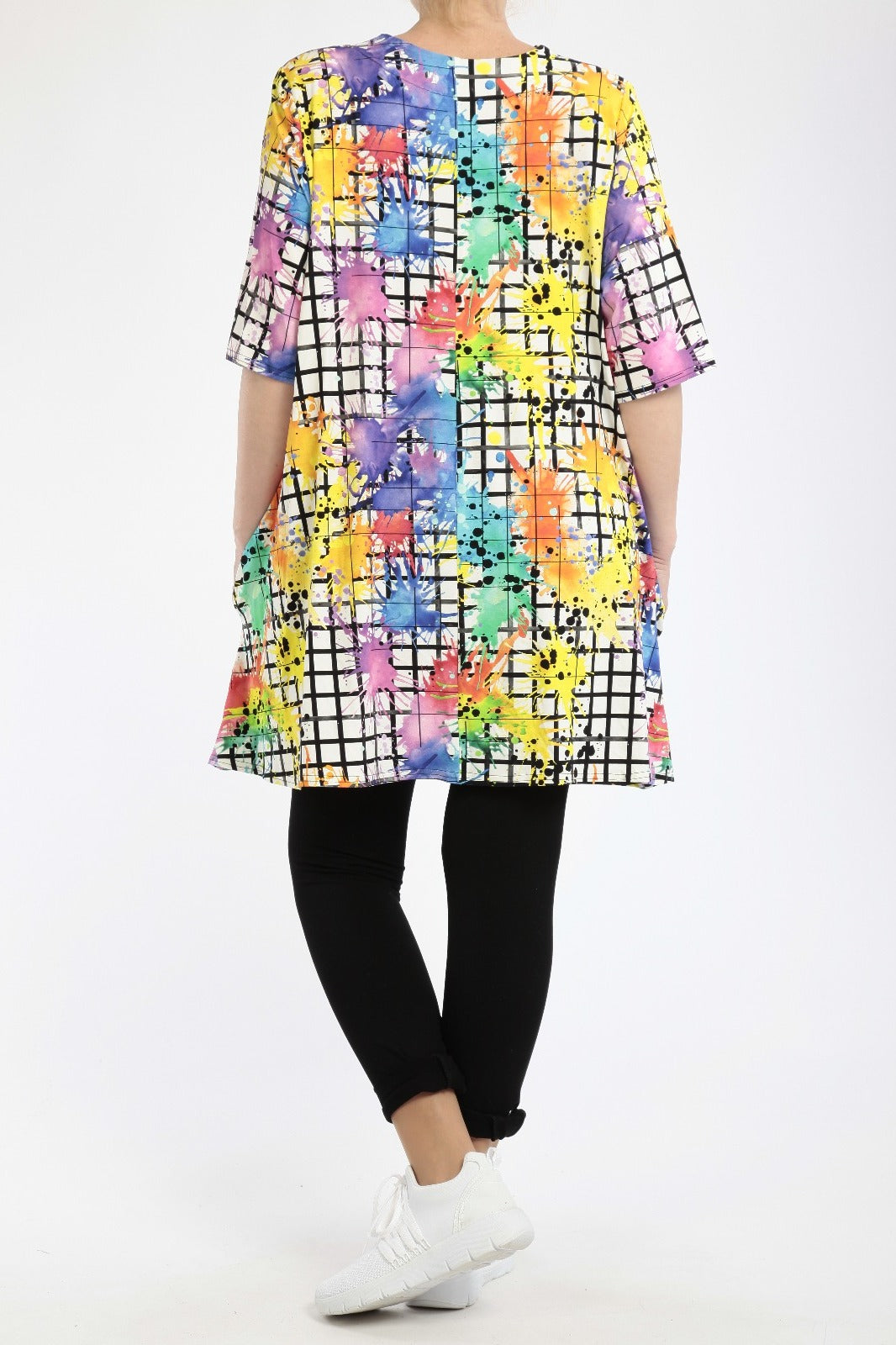 Übergroßes T Shirt mit weiß-schwarzem Hintergrund und mit bunten Flecken - Naveed Mode GmbH