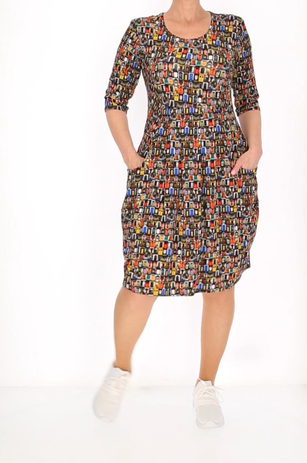 Kniekurzes Damenkleid mit buntem Türen-Print – Freizeitkleid mit Taschen - Naveed Mode GmbH