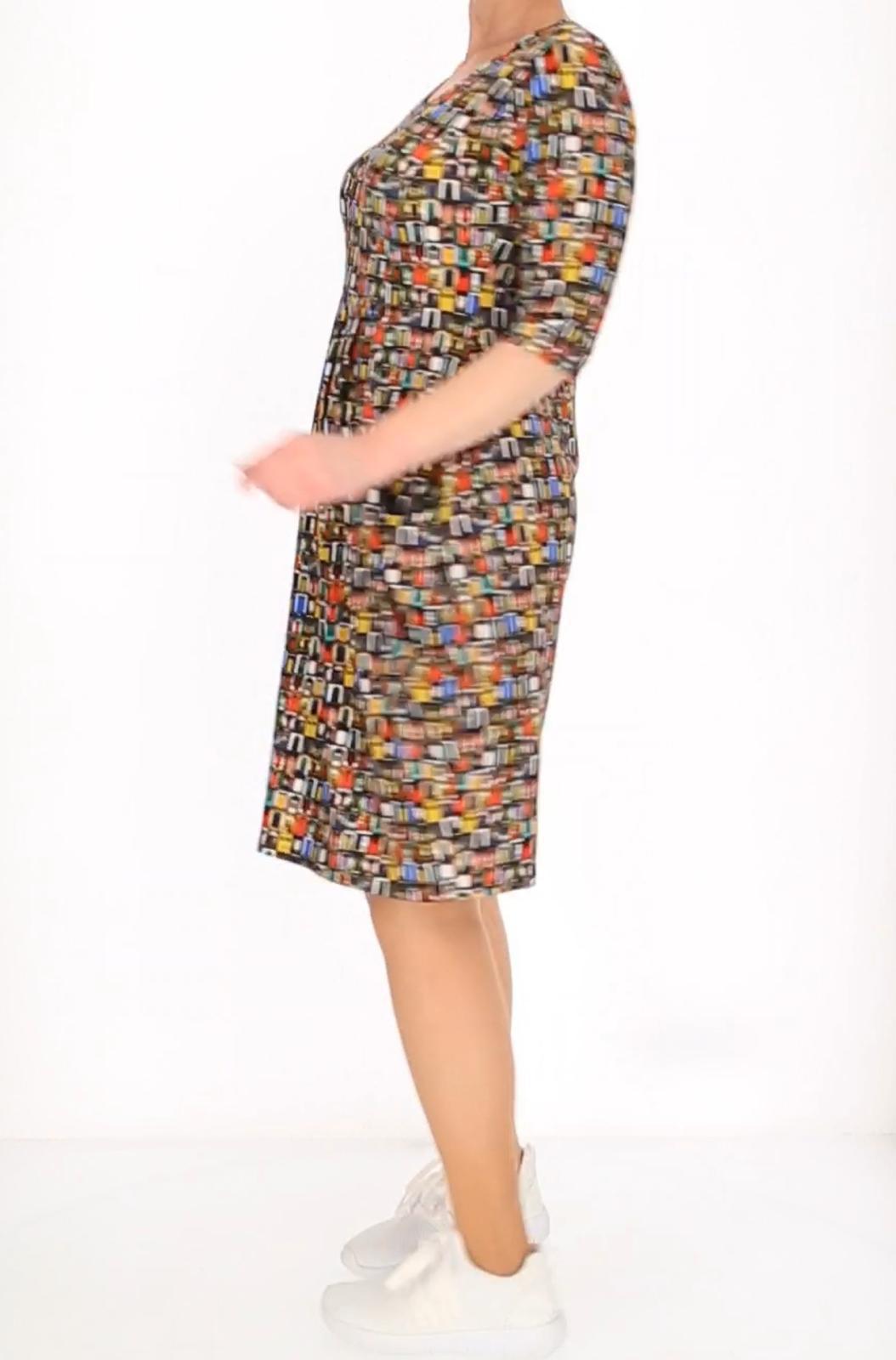 Kniekurzes Damenkleid mit buntem Türen-Print – Freizeitkleid mit Taschen - Naveed Mode GmbH