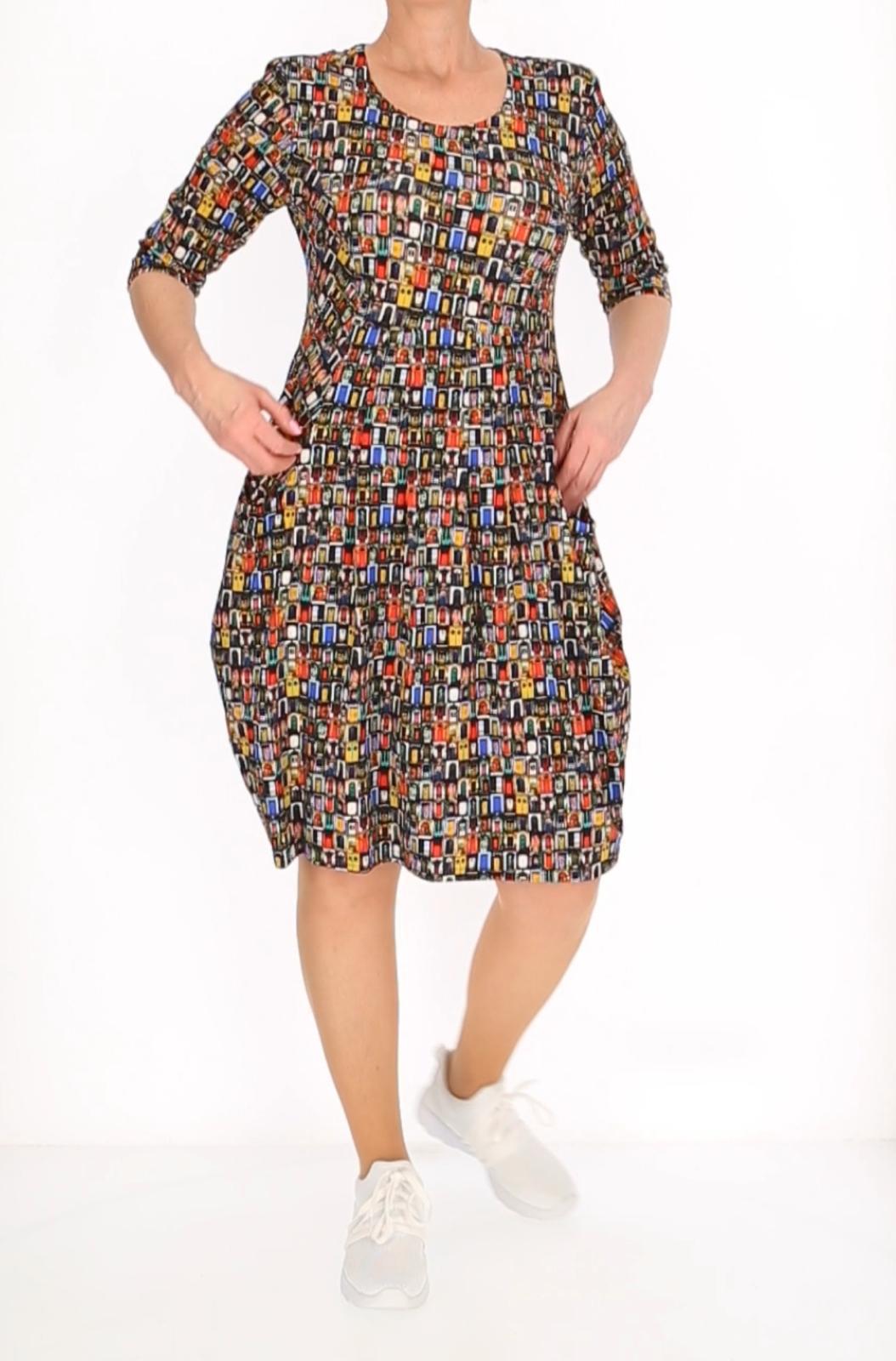 Kniekurzes Damenkleid mit buntem Türen-Print – Freizeitkleid mit Taschen - Naveed Mode GmbH