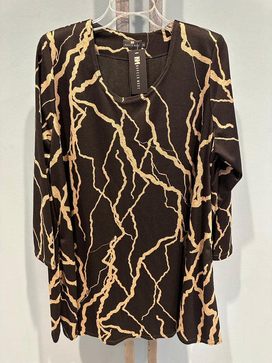 Tailliertes Tunika-Top mit Rundhalsausschnitt und 3/4-Ärmeln mit abstraktem, auffälligem Linienmuster – ideal für dehnbares Oberteil