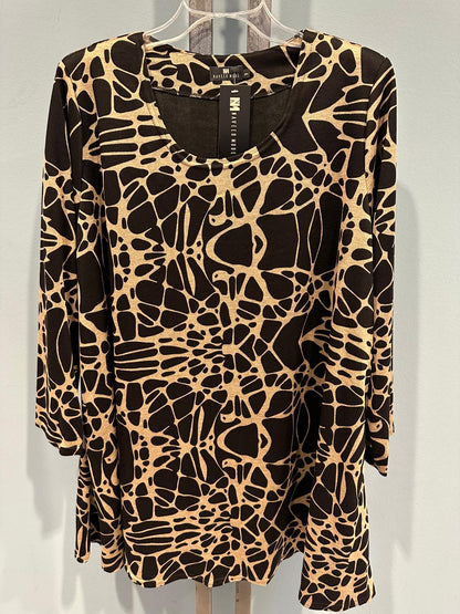 Tailliertes Tunika-Top mit Rundhalsausschnitt und 3/4-Ärmeln mit abstraktem, auffälligem Linienmuster – ideal für dehnbares Oberteil