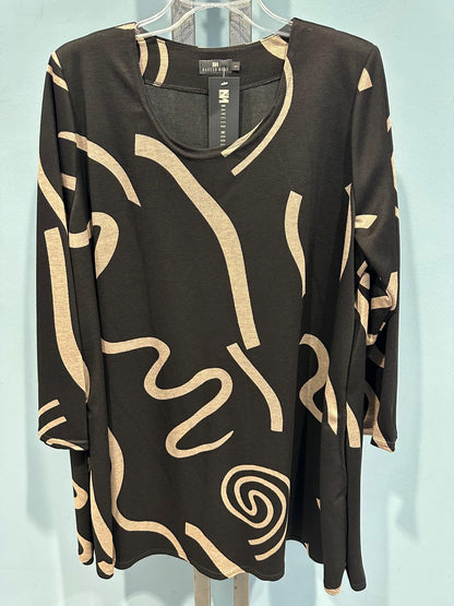 Tailliertes Tunika-Top mit Rundhalsausschnitt und 3/4-Ärmeln mit abstraktem, auffälligem Linienmuster – ideal für dehnbares Oberteil