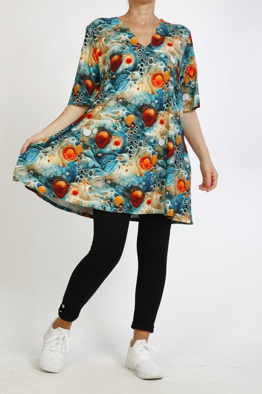 Curvy Shirt mit abstraktem Farbenwirbel - Kunstvoll, Lebendig & Locker