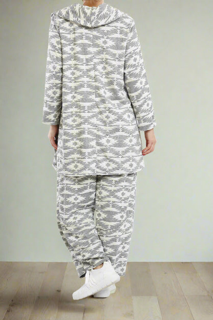 Damen Loungewear Set mit Aztec-Muster – Rollkragen Zweiteiler aus Weicher Viskose für den Winter - Naveed Mode GmbH