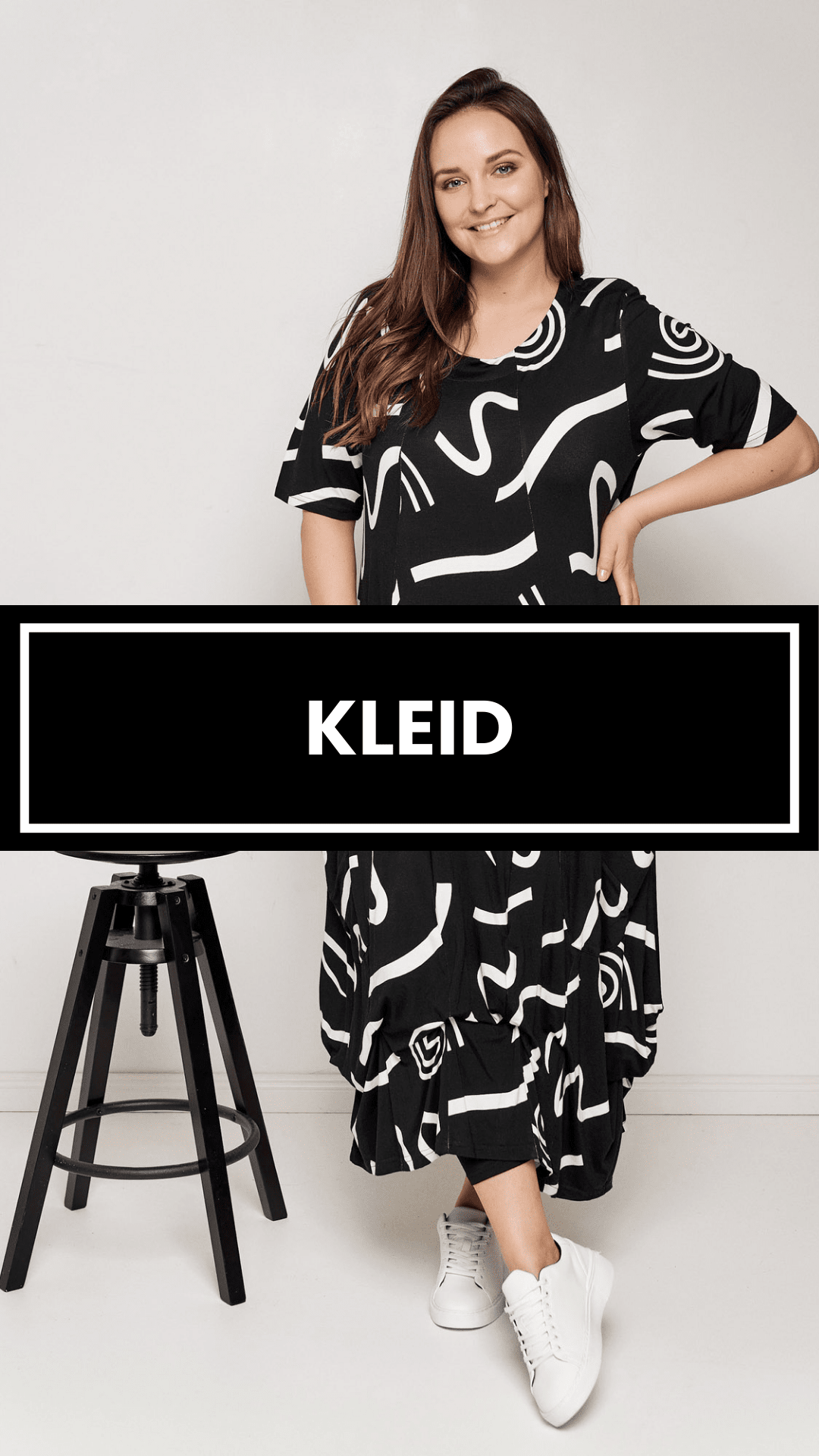 Langes bedrucktes Damenkleid mit schwarz-weißem Muster – Kategoriebanner der Naveedmode-Kollektion
