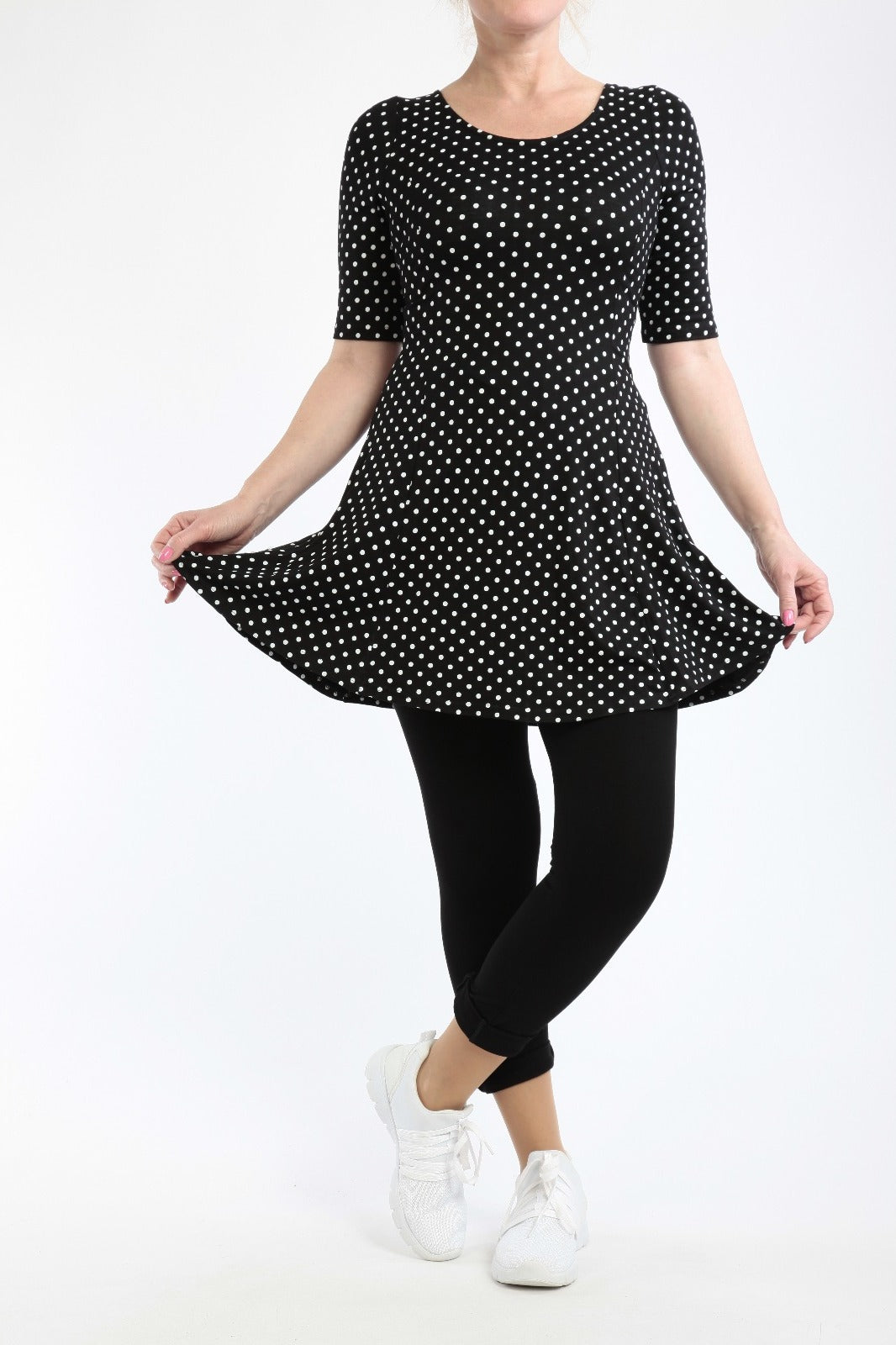 Kleid mit schwarzem/rotem Hintergrund und weißen Punkten