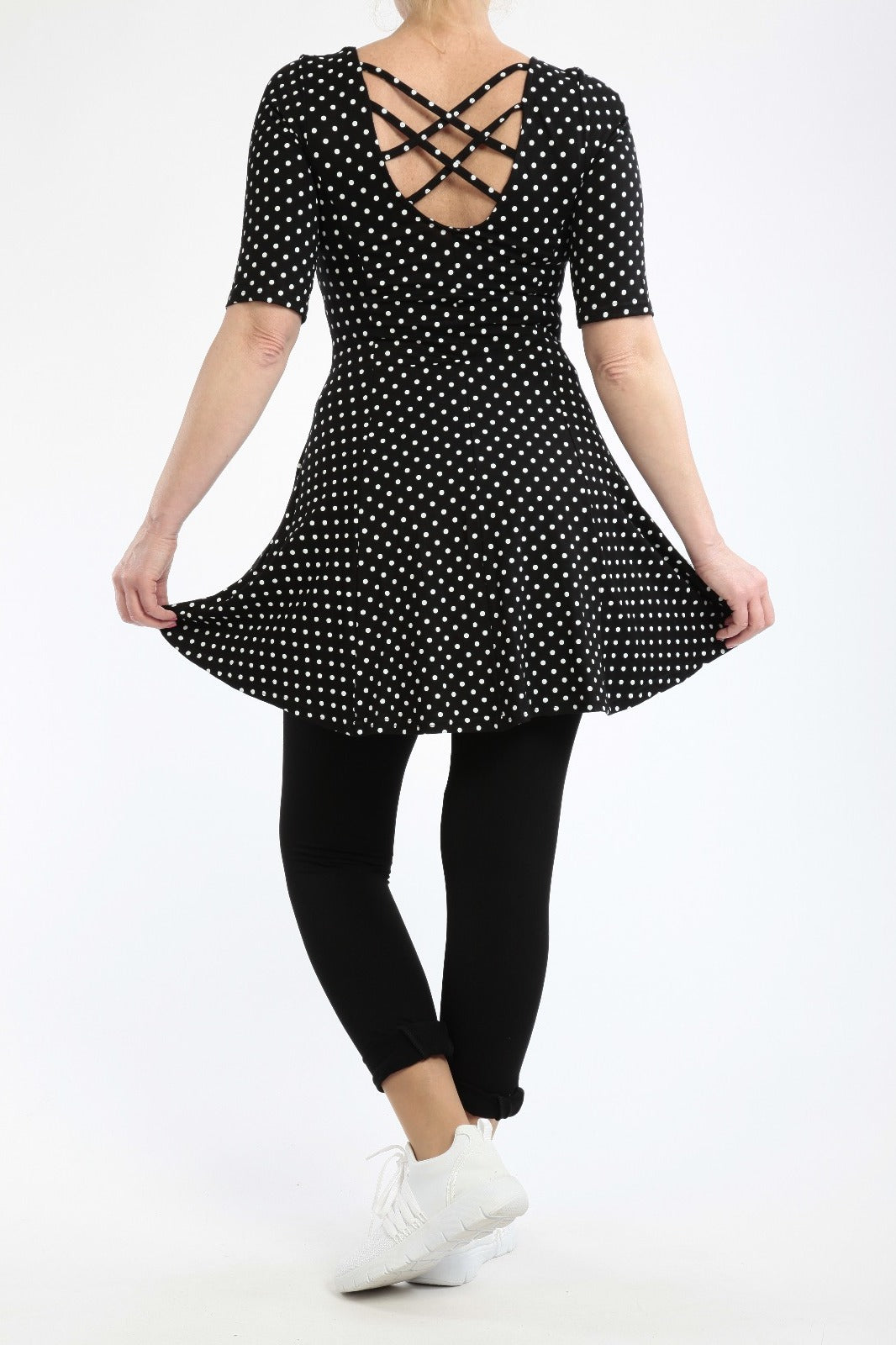 Kleid mit schwarzem/rotem Hintergrund und weißen Punkten