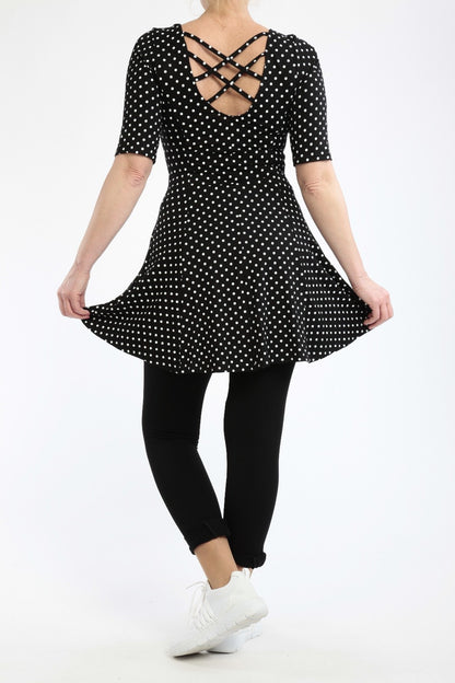 Kleid mit schwarzem/rotem Hintergrund und weißen Punkten