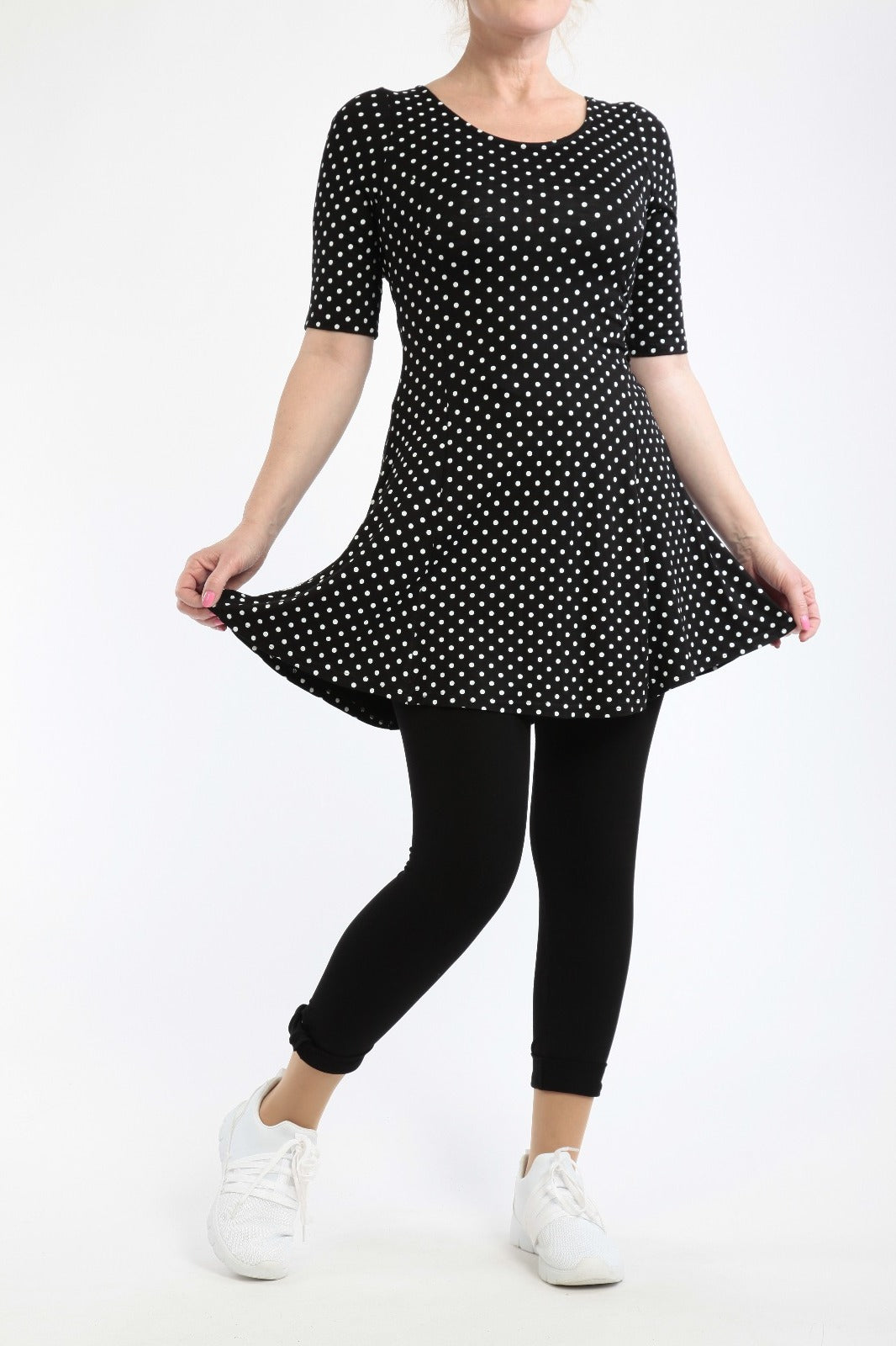 Kleid mit schwarzem/rotem Hintergrund und weißen Punkten