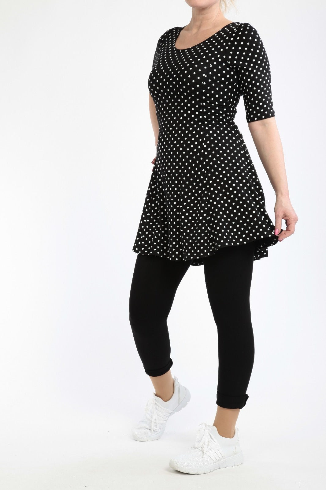 Kleid mit schwarzem/rotem Hintergrund und weißen Punkten