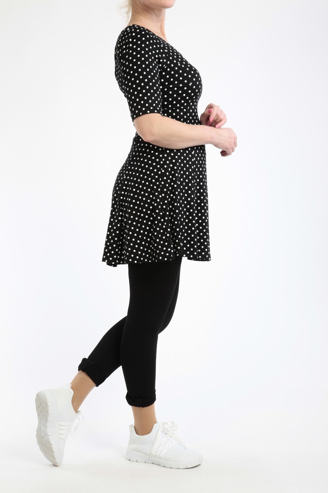 Kleid mit schwarzem/rotem Hintergrund und weißen Punkten