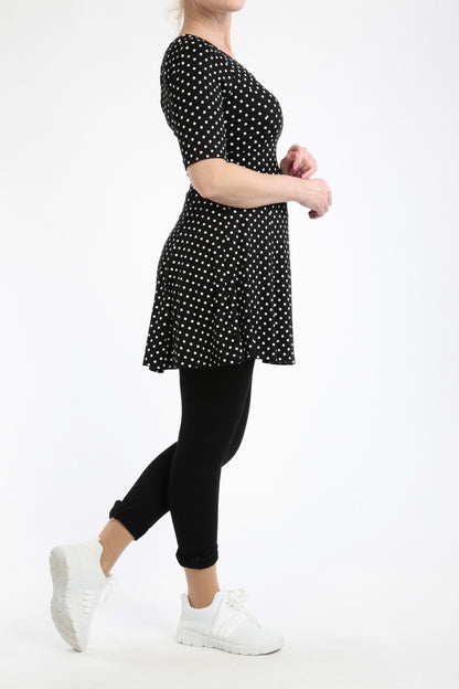 Kleid mit schwarzem/rotem Hintergrund und weißen Punkten