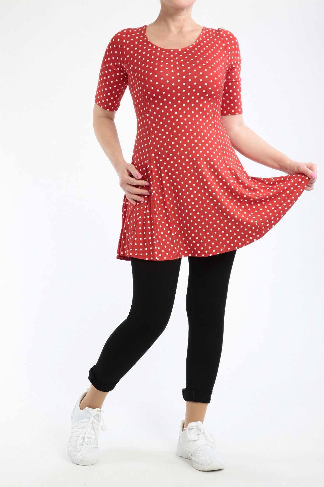 Kleid mit schwarzem/rotem Hintergrund und weißen Punkten