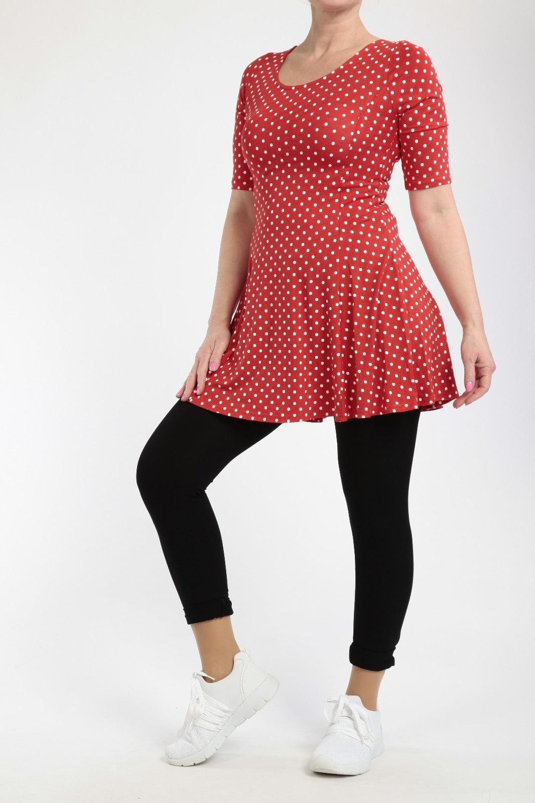 Kleid mit schwarzem/rotem Hintergrund und weißen Punkten