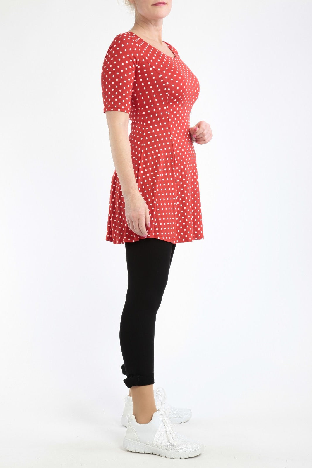 Kleid mit schwarzem/rotem Hintergrund und weißen Punkten
