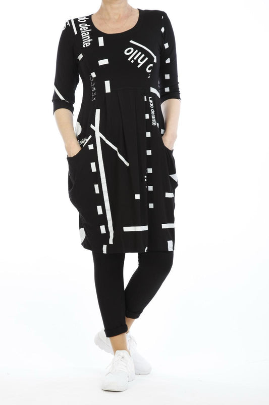 Damen Kleid mit Taschen – Schwarz Weiß – Asymmetrischer Druck – Freizeitkleid mit Schrift – Langarm – Baumwolle – Oversize Tunika – Streetwear Stil“