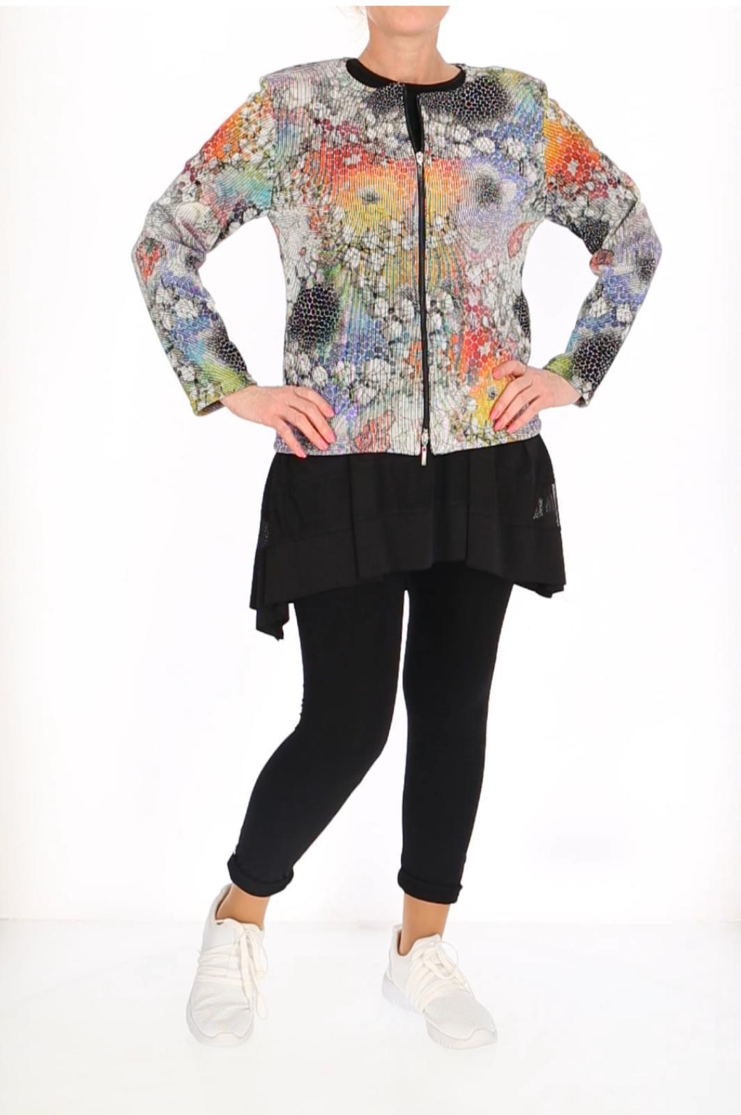 Leichter Damen Kurzblazer mit floralen Prints von NaveedMode – ideal für Frühling & Sommer. Stylisch kombinierbar mit Kleid, Jumpsuit oder Jeans.