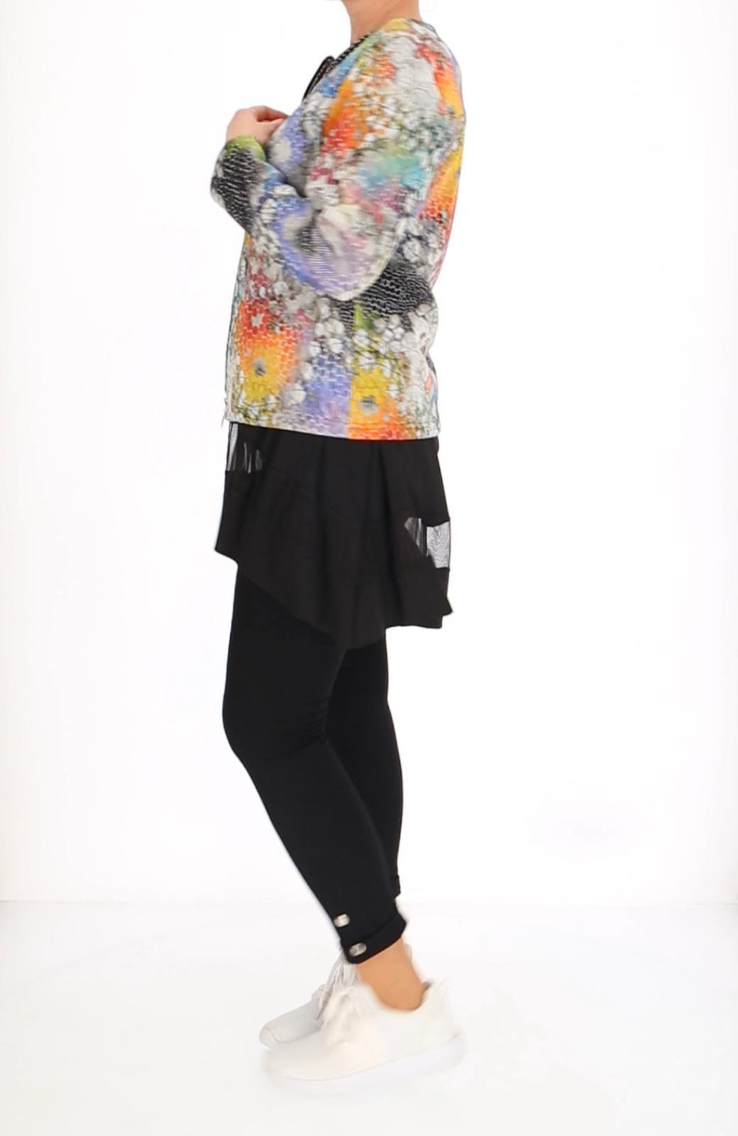 Leichter Damen Kurzblazer mit floralen Prints von NaveedMode – ideal für Frühling & Sommer. Stylisch kombinierbar mit Kleid, Jumpsuit oder Jeans.