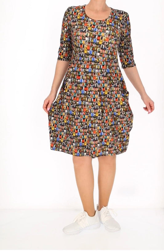 Kniekurzes Damenkleid mit buntem Türen-Print – Freizeitkleid mit Taschen