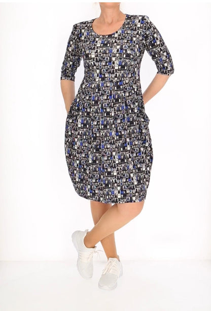 Kniekurzes Damenkleid mit buntem Türen-Print – Freizeitkleid mit Taschen