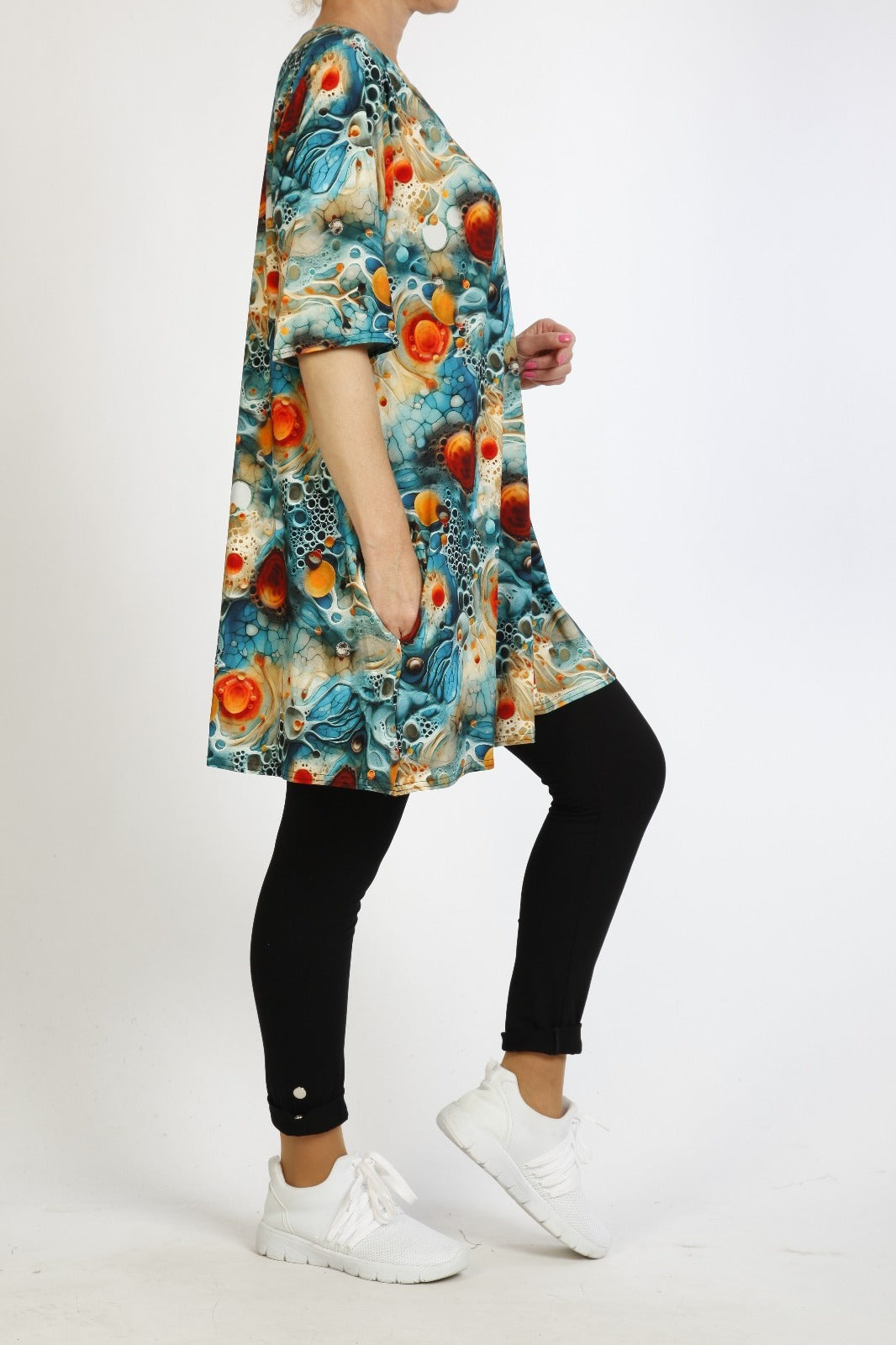 Curvy Shirt mit abstraktem Farbenwirbel - Kunstvoll, Lebendig & Locker